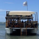 Caeira Onboard transforma passeio pelo litoral de Cairu em experiência de turismo, gastronomia e entretenimento